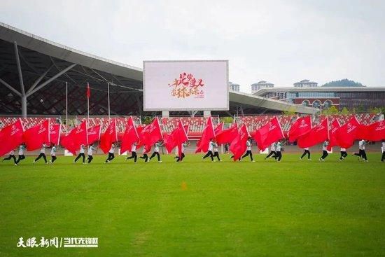 阴森、黑暗的密闭空间，血红色的标题，色彩的反差，令人感到窒息